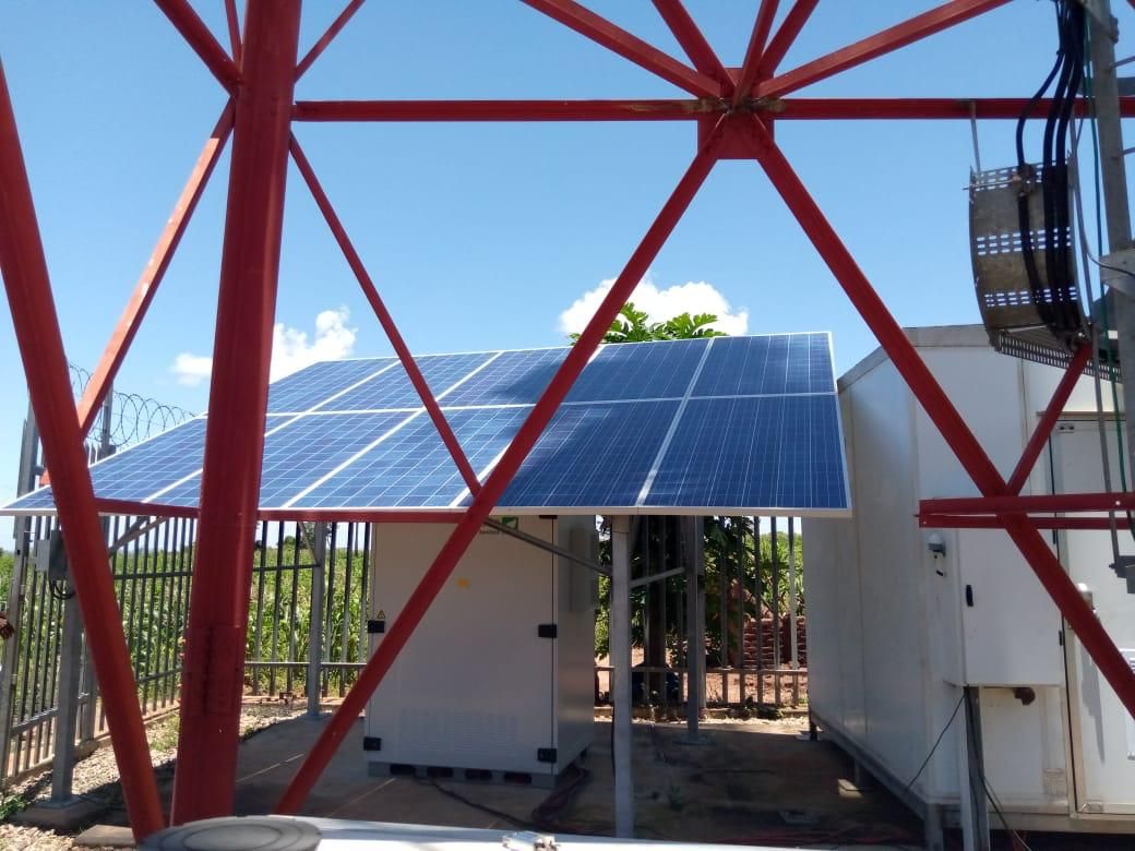 Painéis solares instalados sobre cobertura