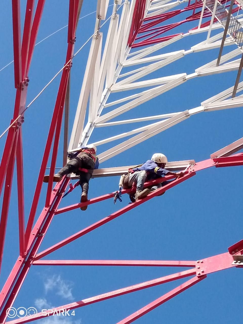 Técnicos a trabalhar em altura na torre