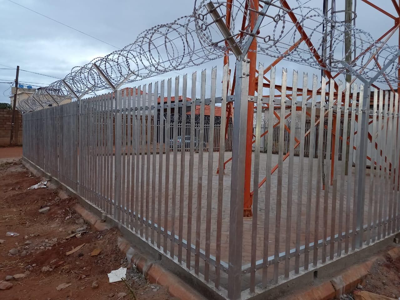 Portão e vedação metálica em obra